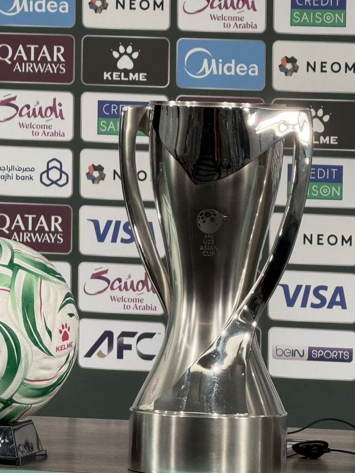 【最新公告】直播吧在现场|冠军奖杯被搬至发布会 安东尼❗奥、