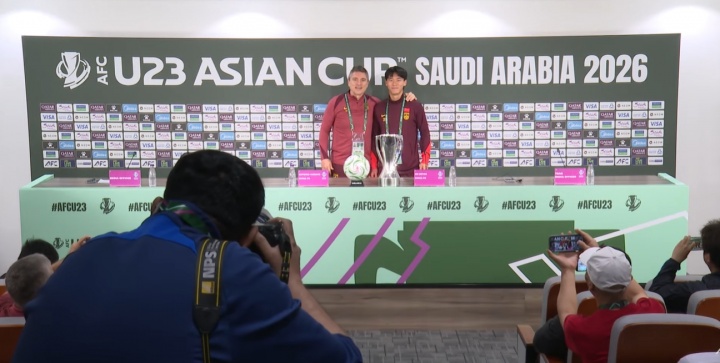 【最新公告】直播吧在现场|冠军奖杯被搬至发布会 安东尼❗奥、胡荷韬正接受采访(图2)