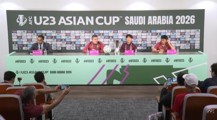 【最新公告】直播吧在现场|冠军奖杯被搬至发布会 安东尼❗奥、胡荷韬正接受采访(图3)