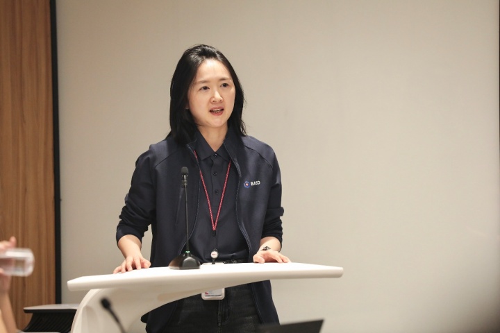 联想集团SSG AI方案架构交付高级经理刘晓玲介绍古代足球    AI超级智能体整体情况