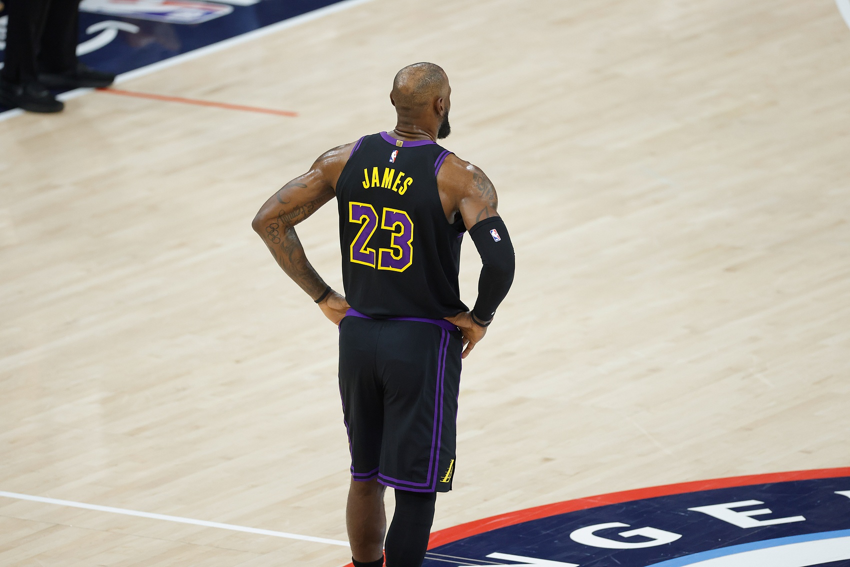 【湖人】Sha⬅⬅️️ms：无论詹姆斯决定加盟其他队还是退役 湖人生涯都已临近终点(图1)