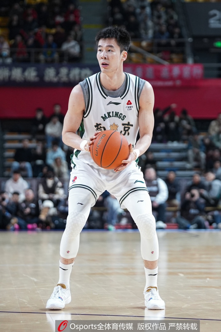 【球迷报道】直播吧：郭昊文崴脚后穿上保护靴 好在骨头无碍