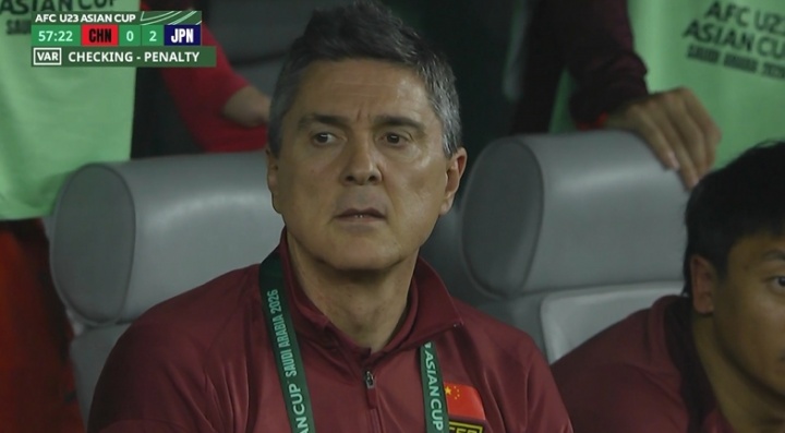 比赛第58分钟，U23国足被判罚点球，安东尼奥在替补席上有些无奈