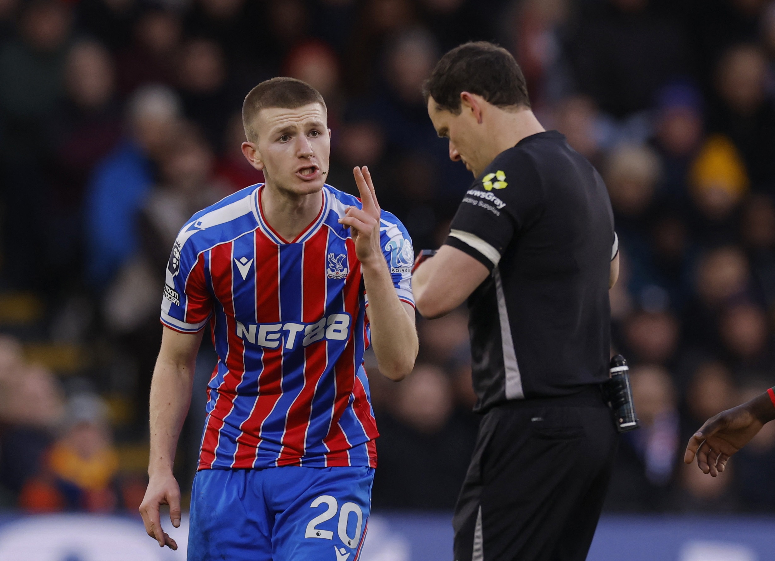 验货失败！21岁沃顿5分钟2黄被罚下，6000万身价水晶宫标价1亿镑