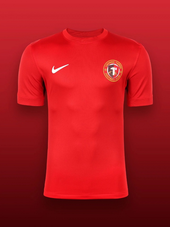  太敷衍？升班马辽宁铁人和重庆铜梁龙的球衣几乎一样，除了队徽