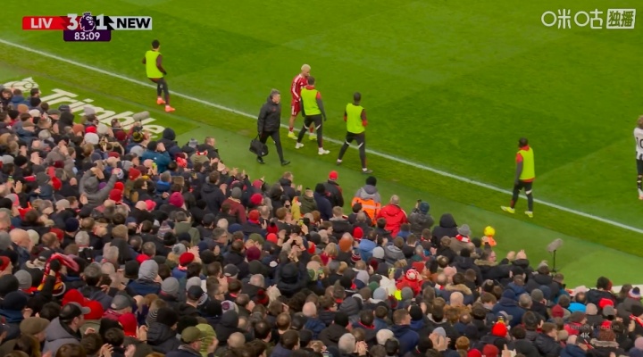 今天表现抢眼！埃基蒂克第83分钟被换下，接受球迷掌声