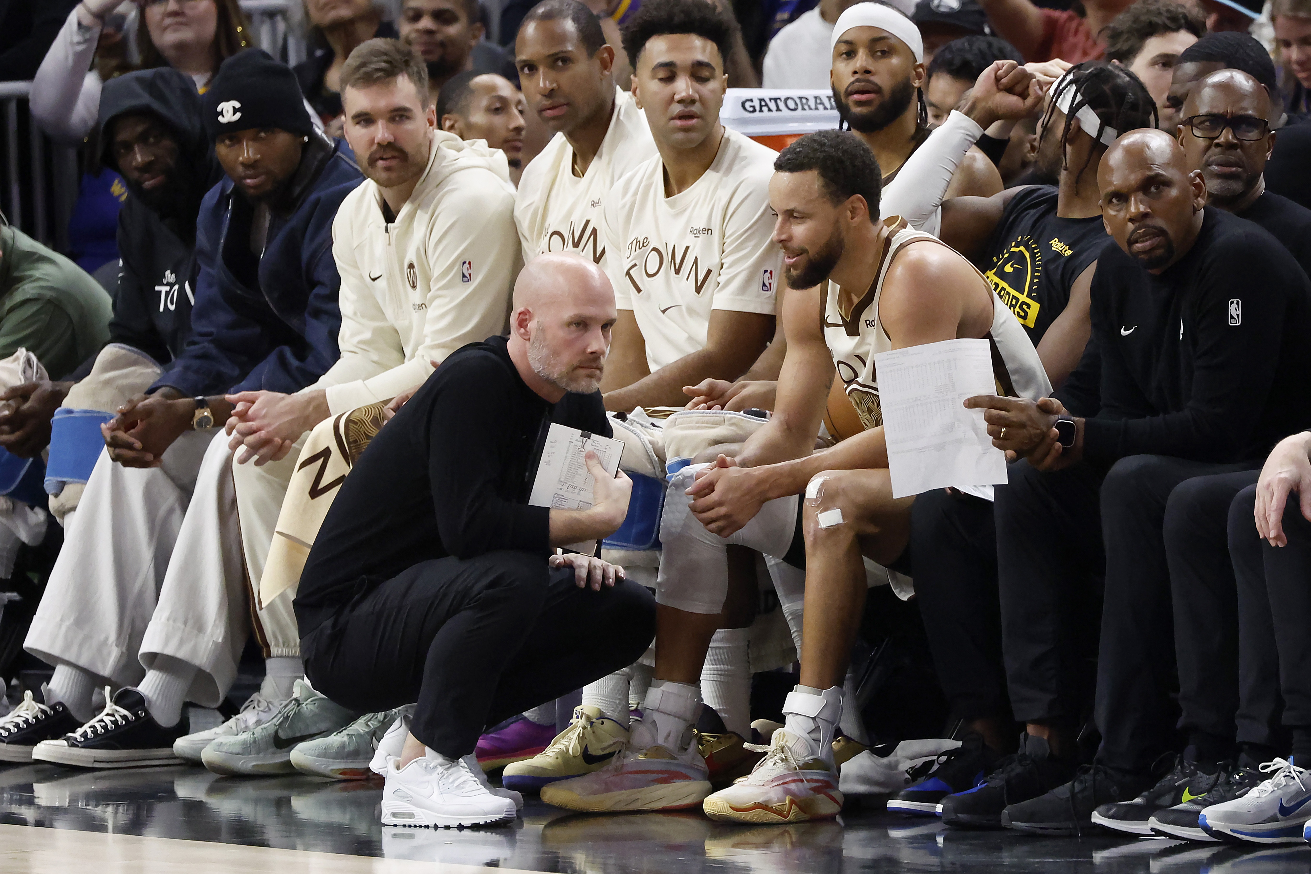 【最新速递】队❕记：库里右膝确诊为髌股关节疼痛综合征 目前为