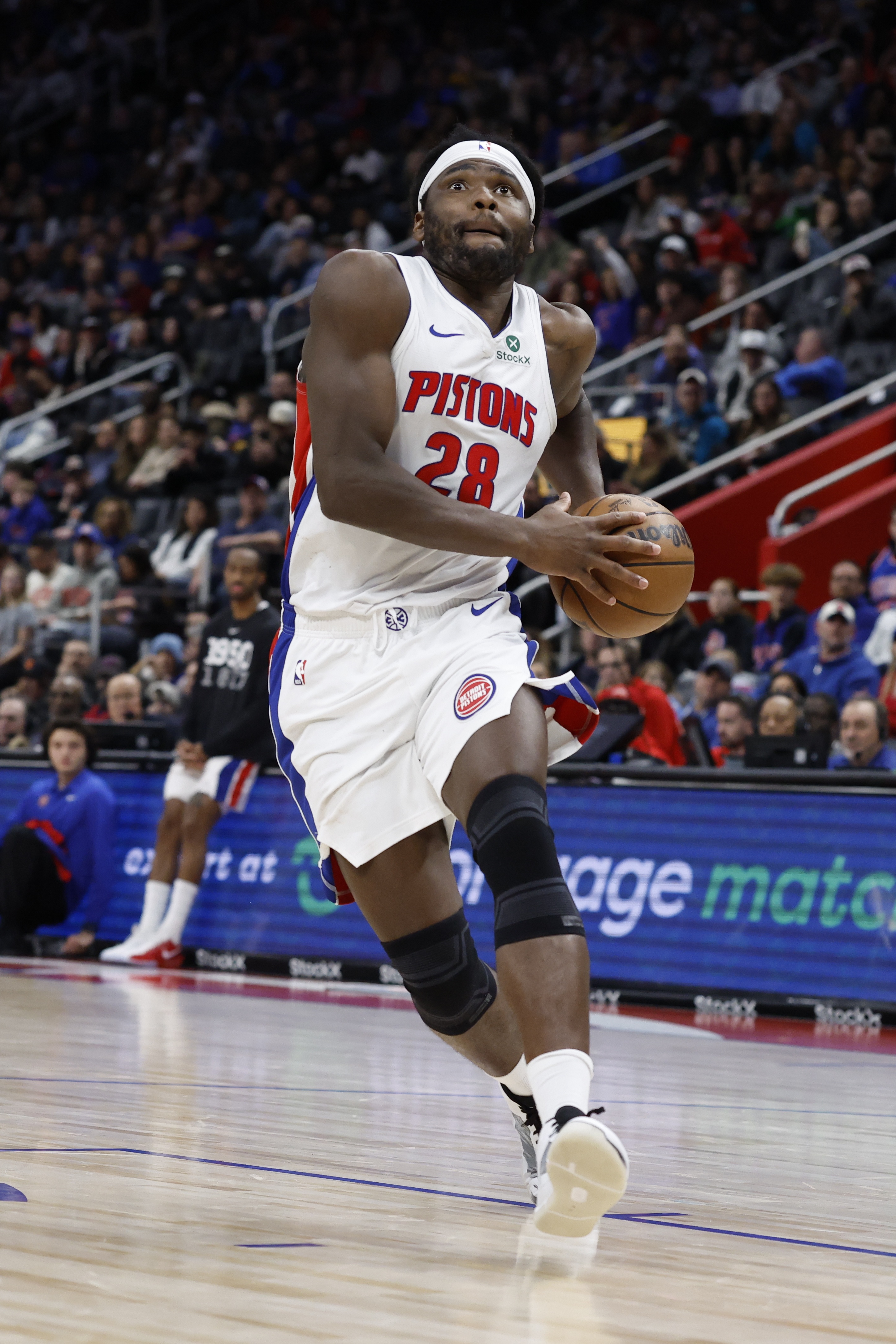 【最新体报】活塞主帅：斯图尔⬆️特全身心投入比赛 为了球队的