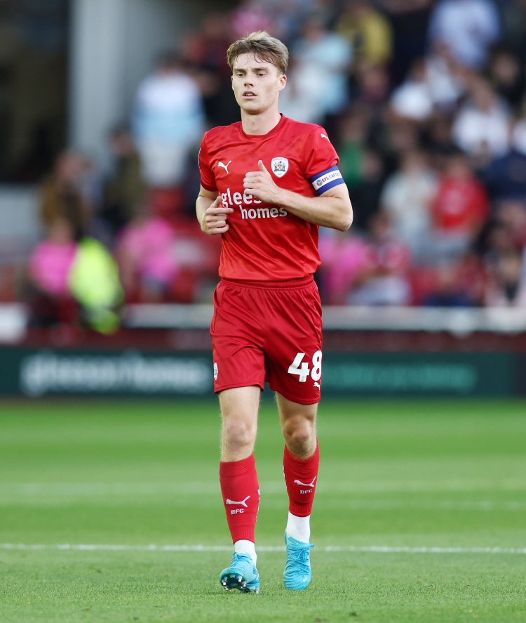 徐彬机会变多？记者：卢顿尝试签下巴恩斯利后腰康奈尔