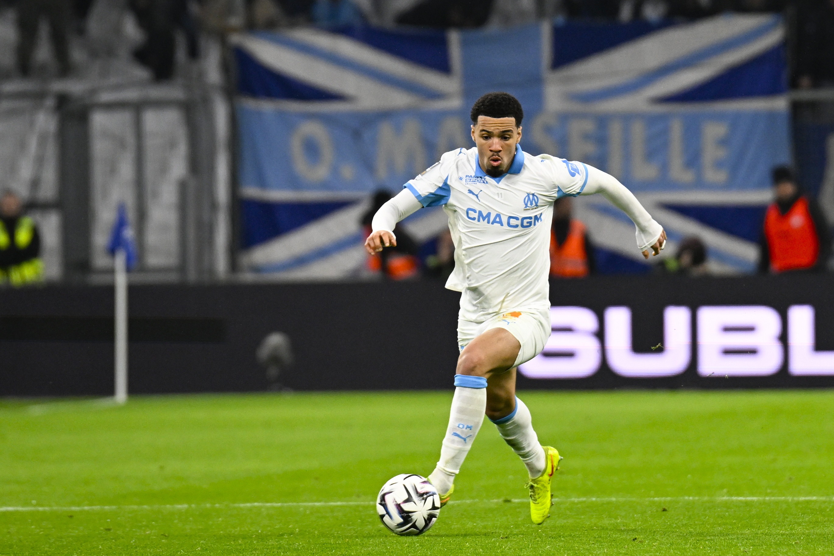 镜报：恩瓦内里铲抢导致对手脚踝变形，对方主帅不满他仅得到黄牌