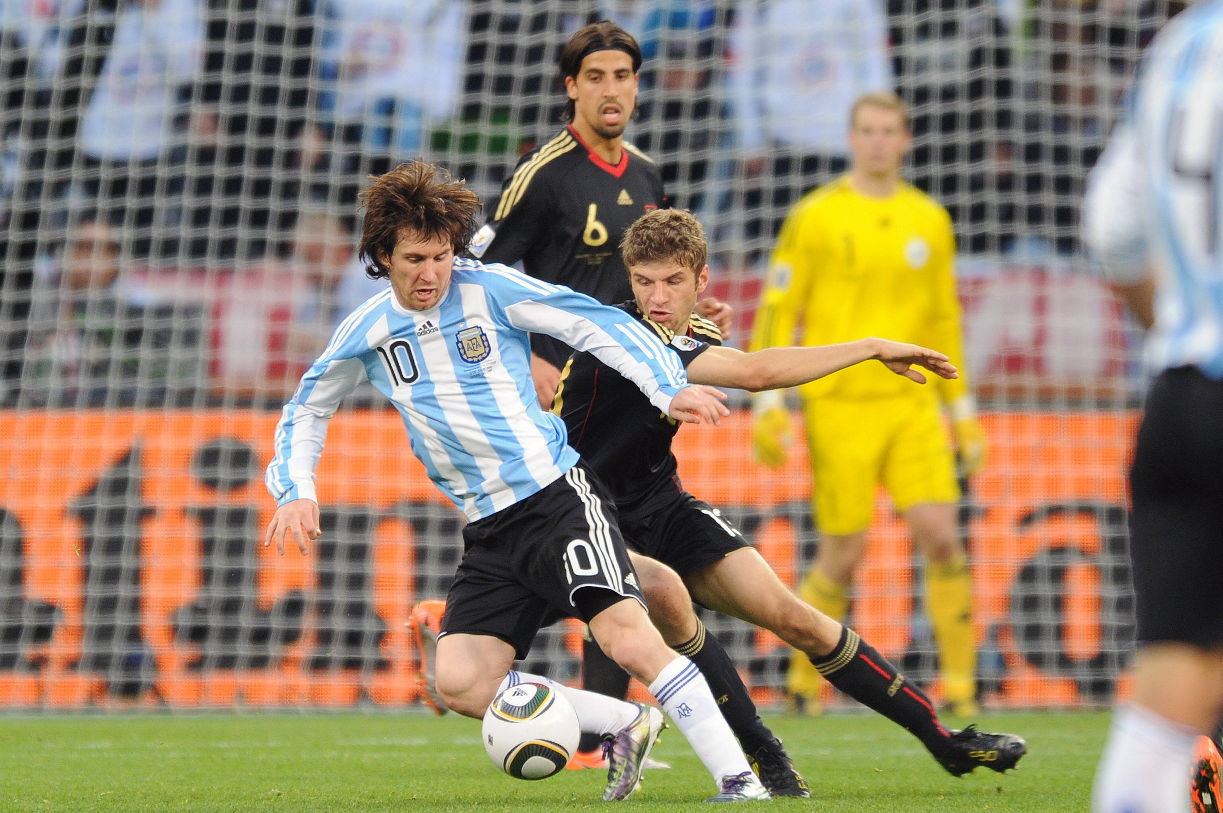 【有趣体育】10年世界杯手球致停赛！穆勒：若对面不是梅西相信裁判不会出黄牌(图1)