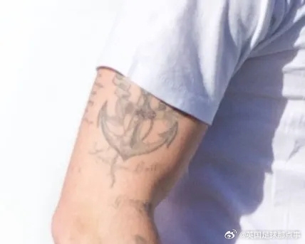 太阳报：贝克汉姆长子洗掉献给父亲的文身，给母亲的纹身已被覆盖