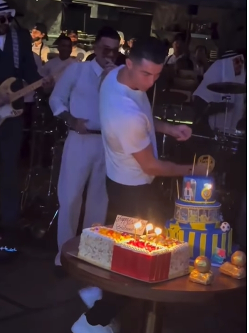 还是罗三岁！C罗伴随生日歌魔性扭动身体起舞，逐个吹掉生日蜡烛