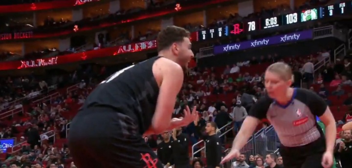 [赛事追踪]这✨波不冤！申京昨日小声骂女裁判“该死的碧池”！才被直接驱逐！✌️(图1)