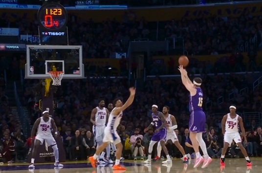 [体坛热讯]主场响起MVP喊声！里夫⭐斯接锅超远压✌️哨+强➡️投连进2三分助湖人反超(图2)