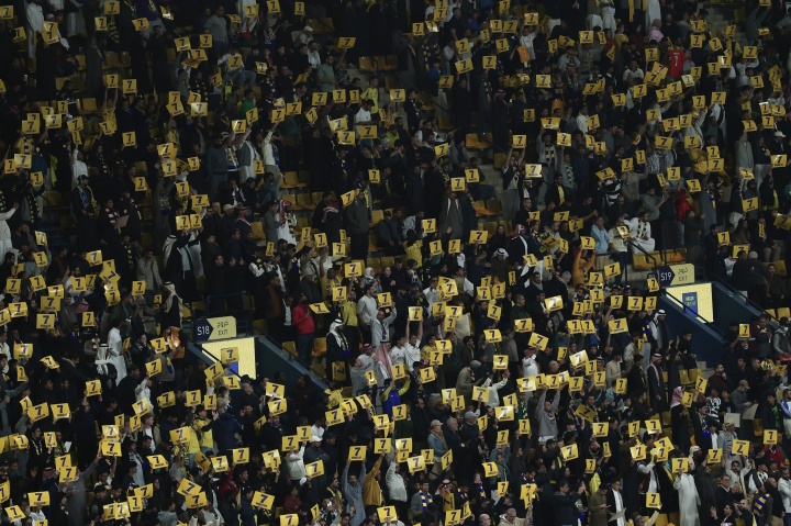 [体坛热点]一条战✨线！胜利球迷全场高举7号声援C罗，俱乐部社媒也晒照⭐力挺(图2)