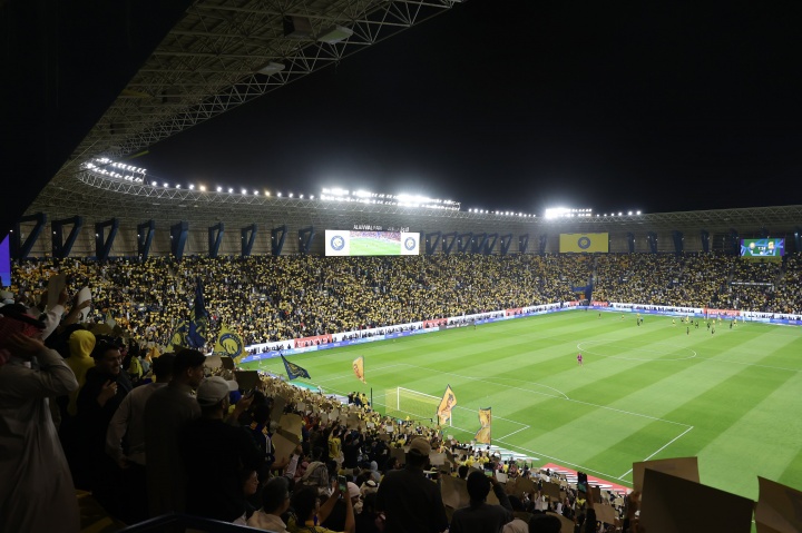 [体坛热点]一条战✨线！胜利球迷全场高举7号声援C罗，俱乐部社媒也晒照⭐力挺(图3)