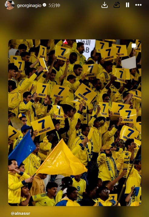 默默支持！胜利社媒晒球迷声援C罗照，乔治娜转发