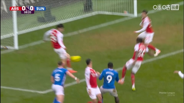 枪手门前现险情！拉亚摘球脱手，哈弗茨回防救空门