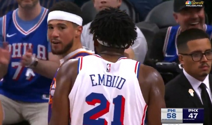 [有道理嘛?]恩比德摊手耸肩抱怨布克犯规！后者呛声后直接离场：全是球尼格！(图2)