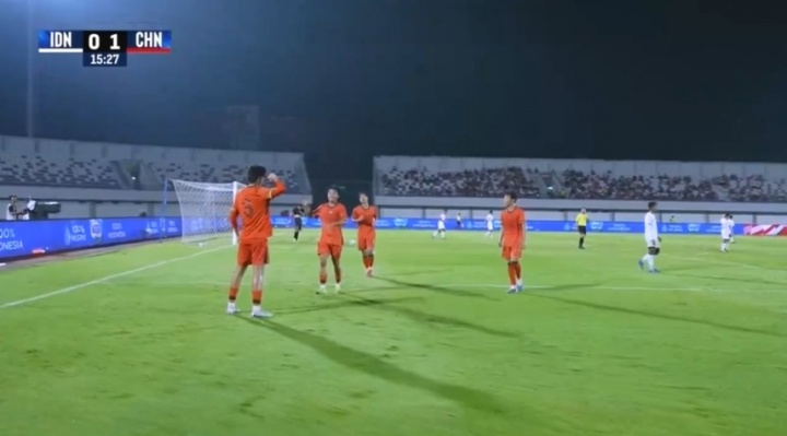 高空轰炸！赵松源头球破门，U17国足1-0领先印尼U17