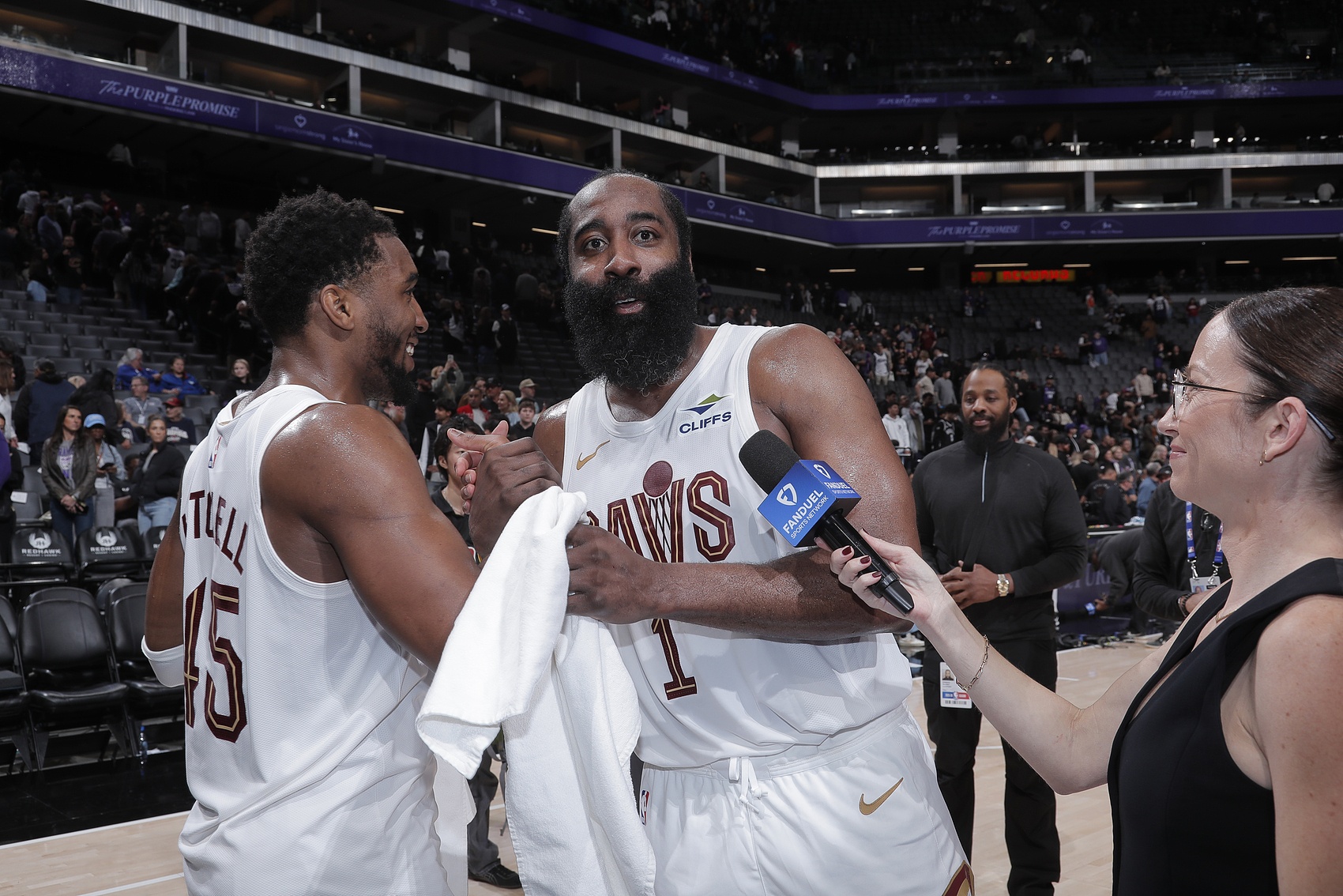 【精彩资讯】米切尔谈哈登：我们磨合两天&几乎没一起训练 中场