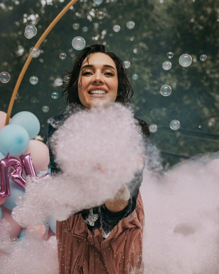 【精彩资讯】NBA最美妻子谁赞成谁反对？霍福德携绝美爱妻观看超级碗(图3)