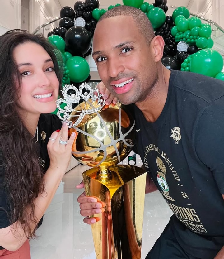 【精彩资讯】NBA最美妻子谁赞成谁反对？霍福德携绝美爱妻观看超级碗(图7)