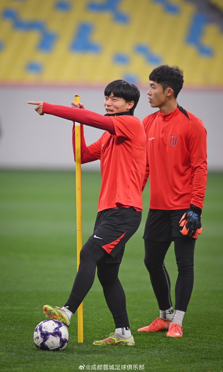 成都蓉城主教练约翰·阿洛伊西和球员罗慕洛出席了赛前新闻发布会