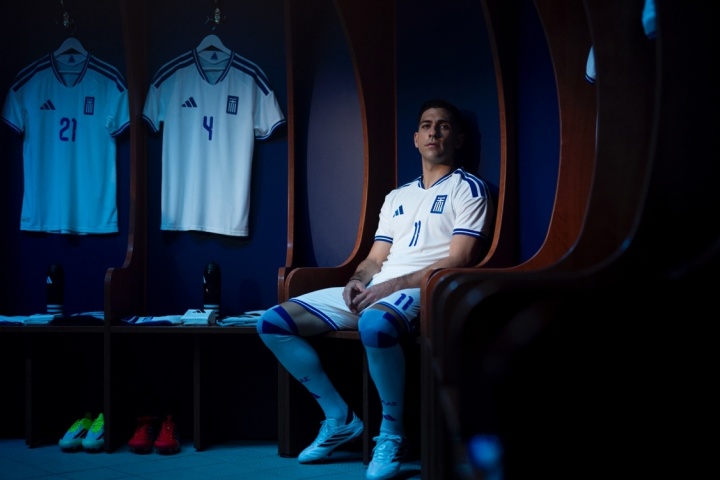 【体育观察】希腊国家⚽队发布主场球衣：融⬆️合现代美学与希⭐腊文化，饰有航海徽章(图1)