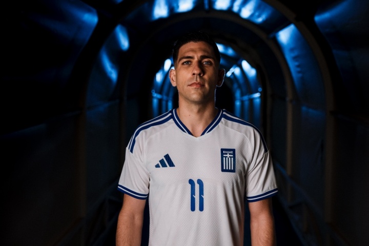 【体育观察】希腊国家⚽队发布主场球衣：融⬆️合现代美学与希⭐腊文化，饰有航海徽章(图2)