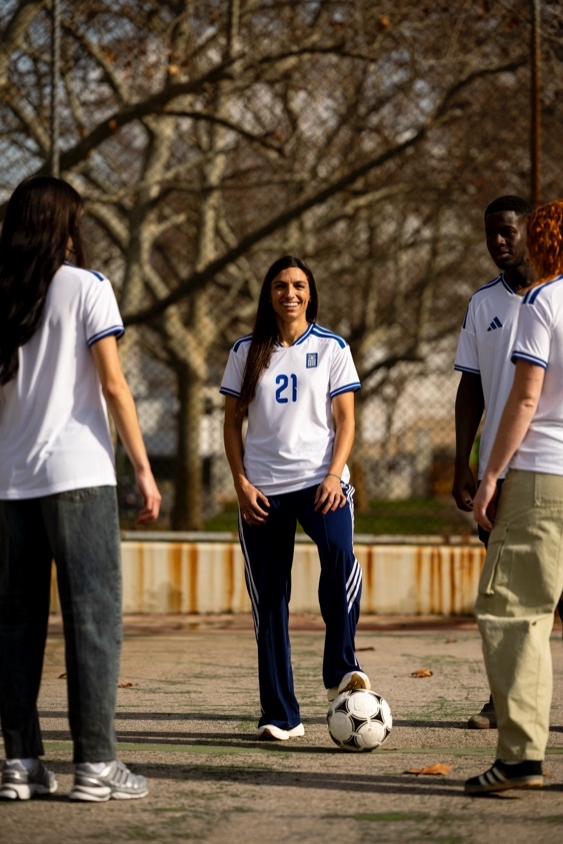 【体育观察】希腊国家⚽队发布主场球衣：融⬆️合现代美学与希⭐腊文化，饰有航海徽章(图4)