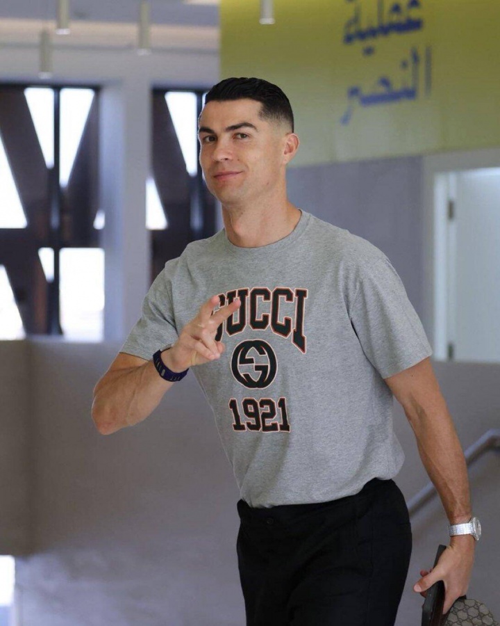 【C罗】心情不错！被传结束罢赛，C罗更新社媒：抵达胜利总部向镜头比耶(图1)