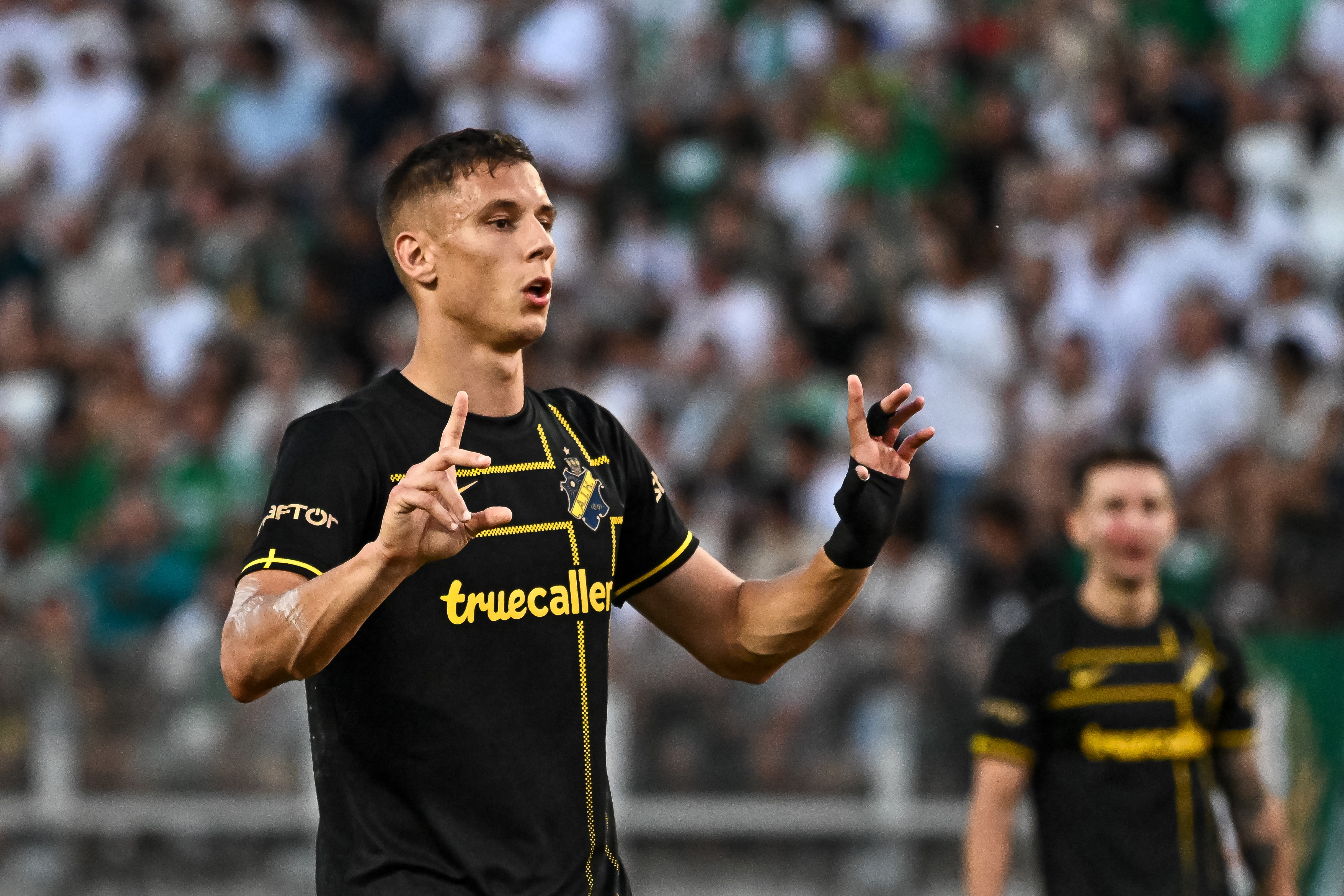 媒体人：泰山犹豫不决让本科维奇感觉到不被尊重，他最终选择深圳