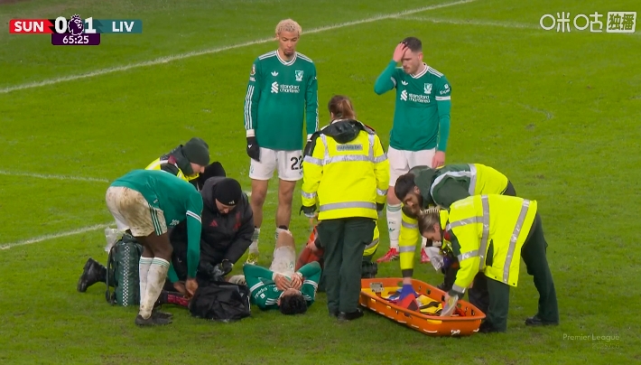 情况不妙！远藤航受伤倒地痛苦掩面，被担架直接抬出场