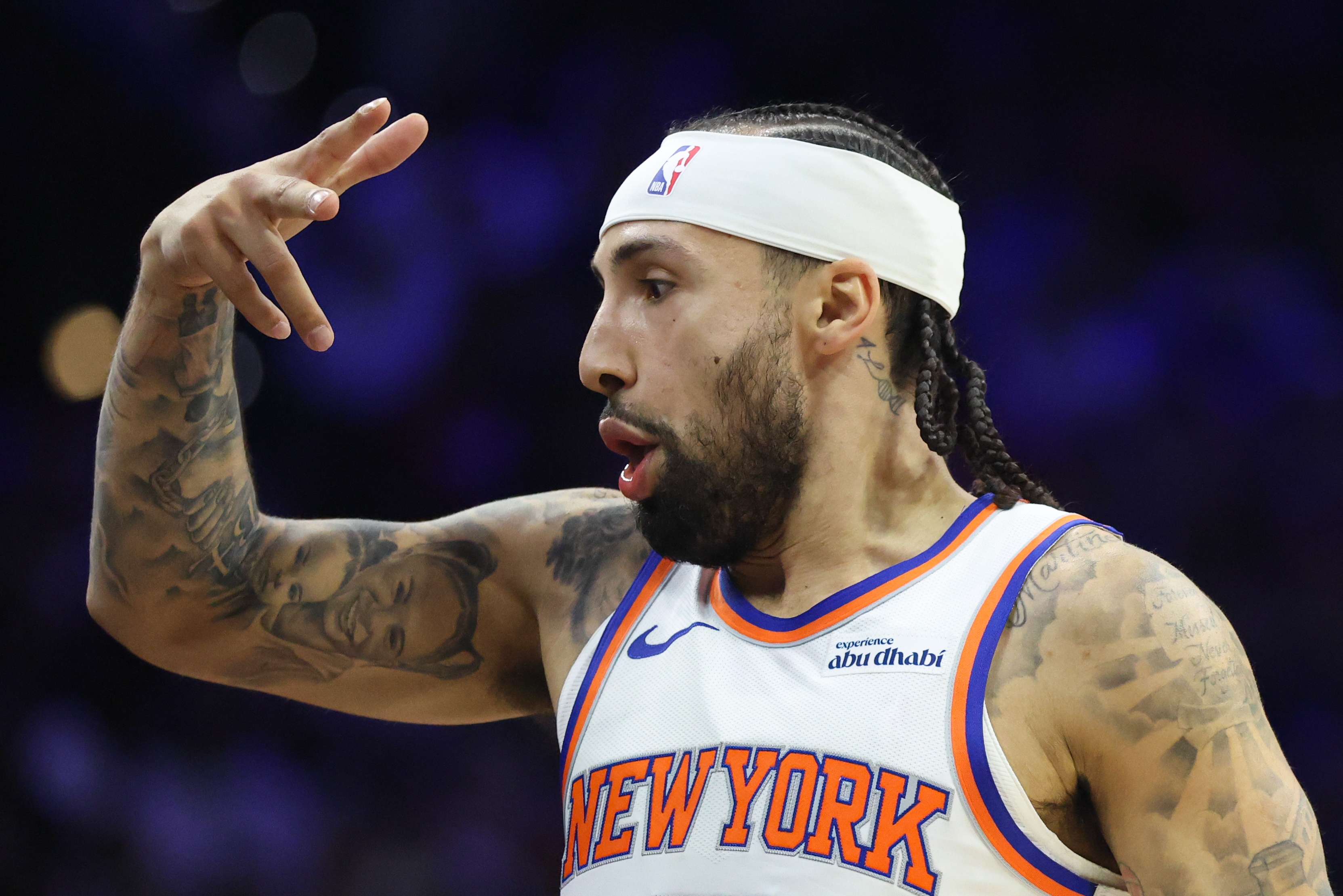 [体育头条]迈克·布朗：阿尔瓦拉多对我们很重要 他从很多方面点燃球队士气(图1)