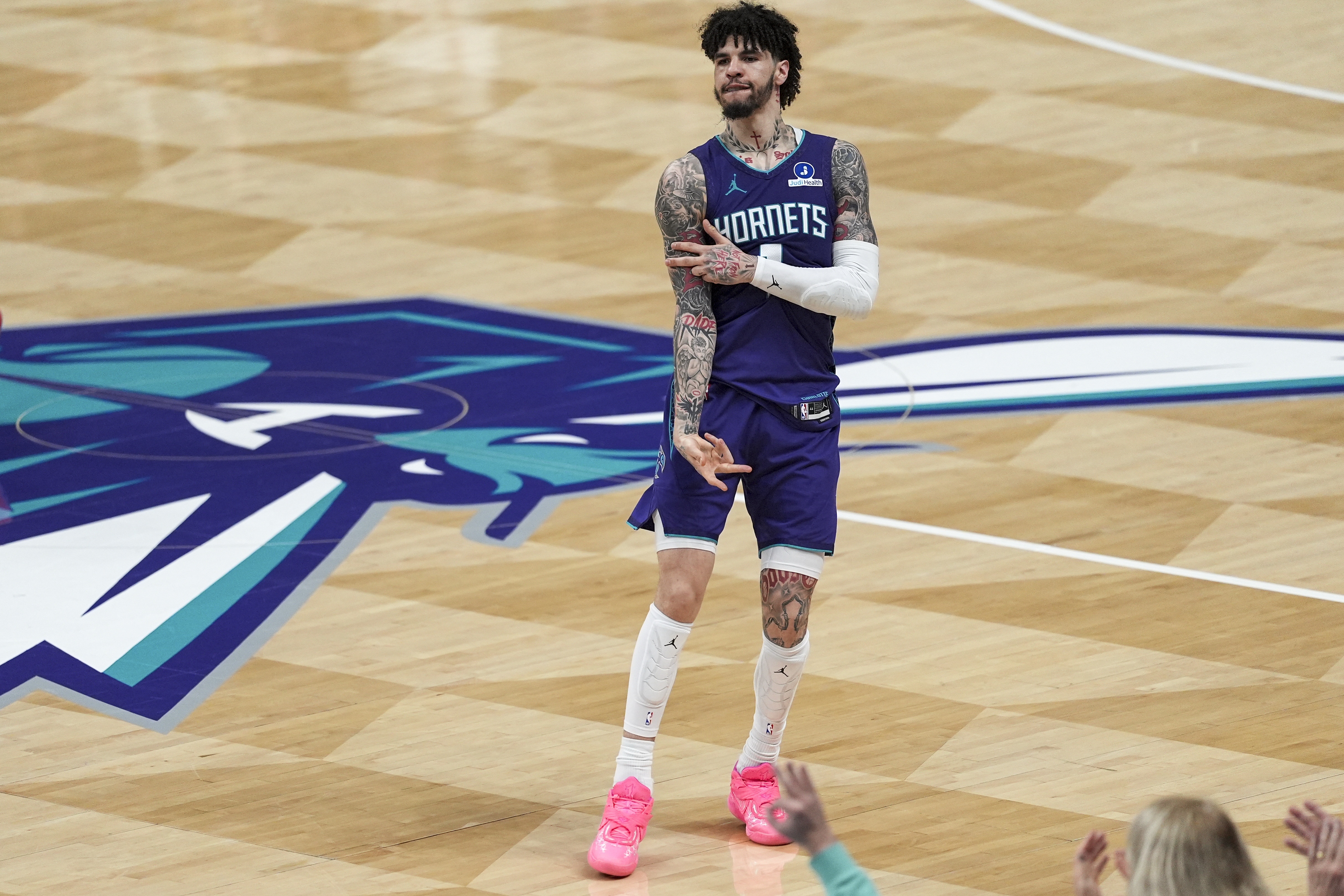 【热点直击】遭遇交通事故！黄蜂记者：拉梅✌️❗洛·鲍尔未受伤