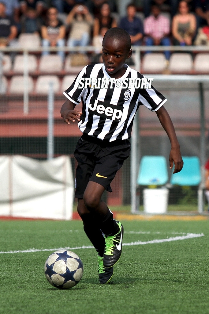 [体育资讯]英超手榴弹！卡约德出自尤文，14岁因身体差被放弃现已2700万身价(图1)