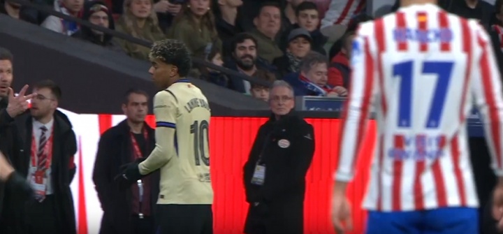 贴脸开大！六台：马竞3-0领先巴萨后，西蒙尼对亚马尔比“3”手势