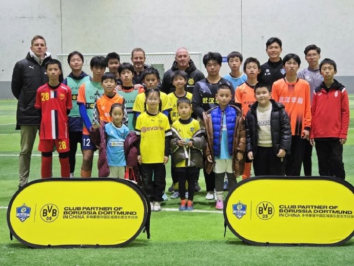 多特传奇保罗·兰伯特前往武汉，与合作伙伴武汉联镇开展交流活动