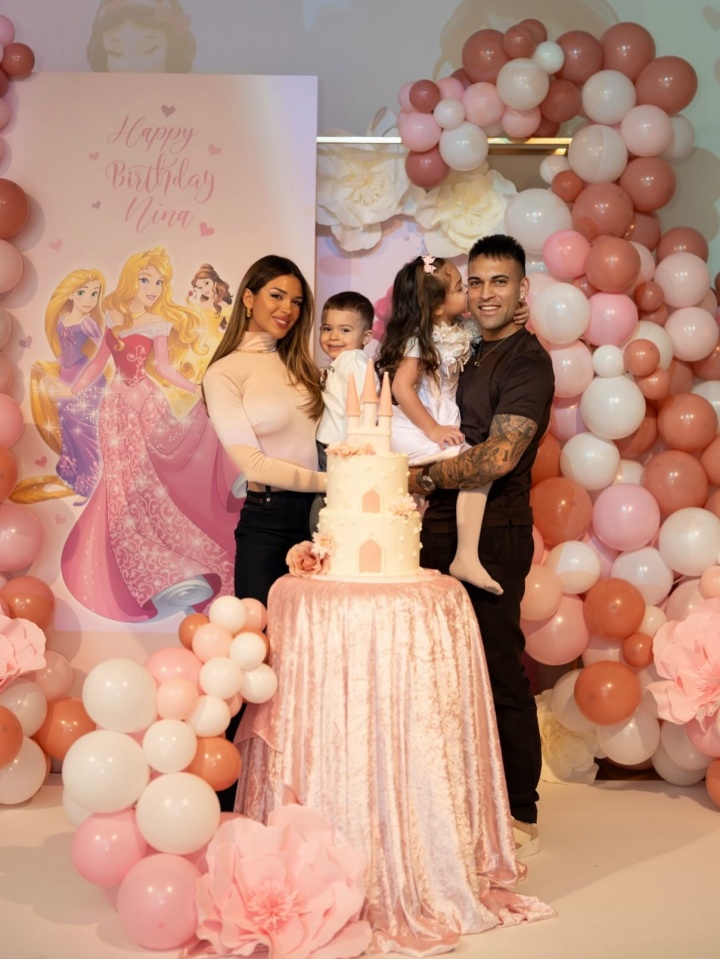 【小吧社交秀】胡梅尔斯女友与瓦尔加身材大PK