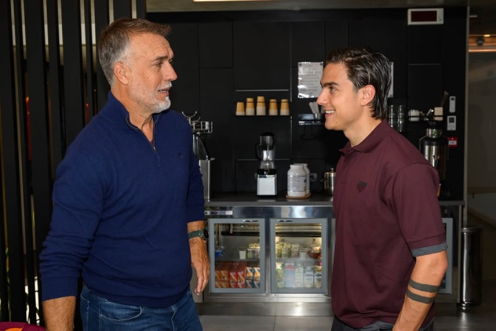 [阿根廷]57岁巴蒂造访罗马与球员主帅寒暄，迪巴拉这眼神看见偶像了！(图1)