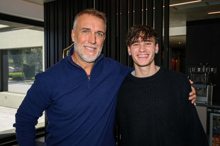 [阿根廷]57岁巴蒂造访罗马与球员主帅寒暄，迪巴拉这眼神看见偶像了！(图4)