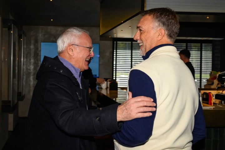 [阿根廷]57岁巴蒂造访罗马与球员主帅寒暄，迪巴拉这眼神看见偶像了！(图3)