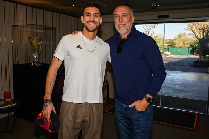 [阿根廷]57岁巴蒂造访罗马与球员主帅寒暄，迪巴拉这眼神看见偶像了！(图5)