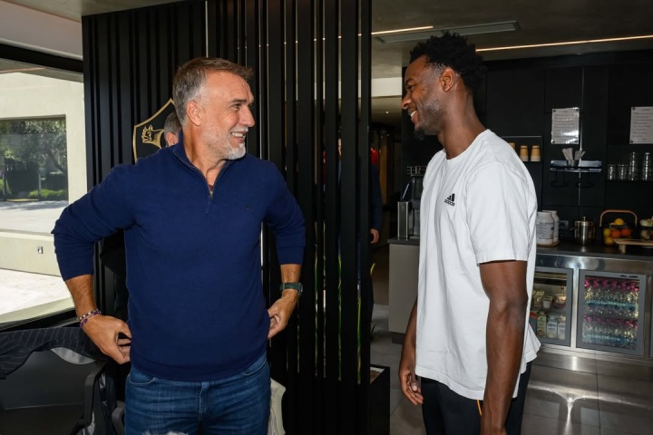 [阿根廷]57岁巴蒂造访罗马与球员主帅寒暄，迪巴拉这眼神看见偶像了！(图6)