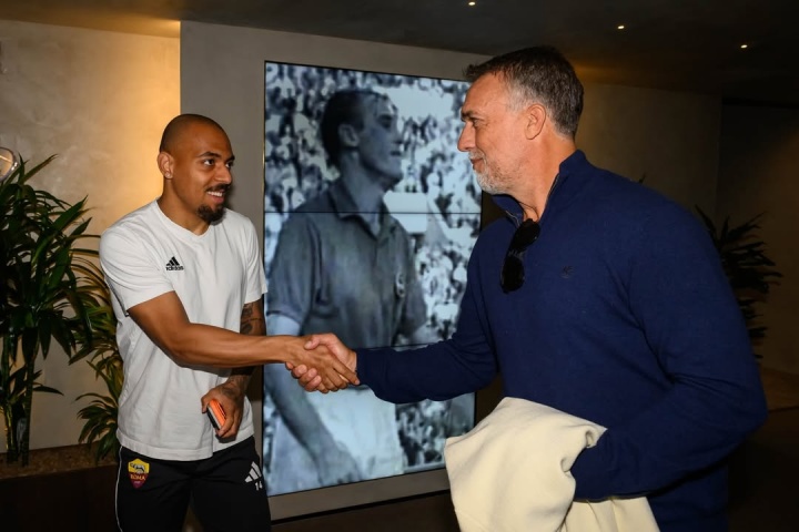 [阿根廷]57岁巴蒂造访罗马与球员主帅寒暄，迪巴拉这眼神看见偶像了！(图9)