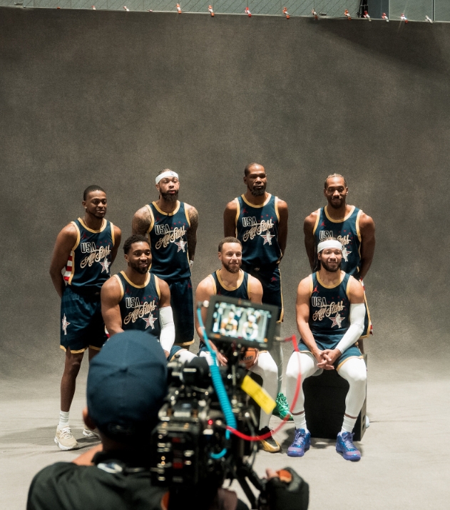 【值得一看】星条队大合照：库里拿球坐C位 詹姆斯和杰伦·布朗