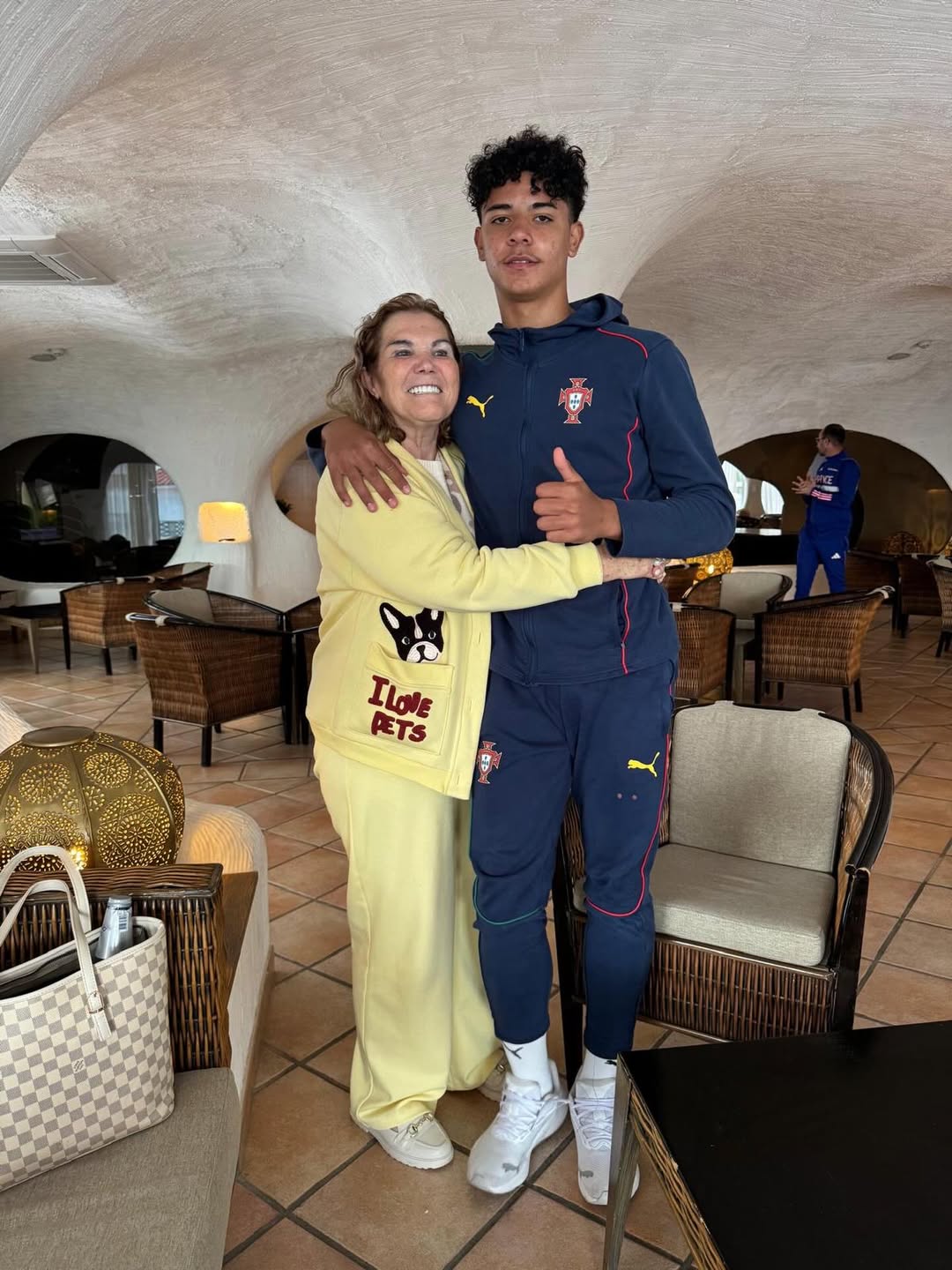 [体育报道]C罗母亲晒与孙子迷你罗合照，15岁的迷你罗已经和C罗一样高了(图2)