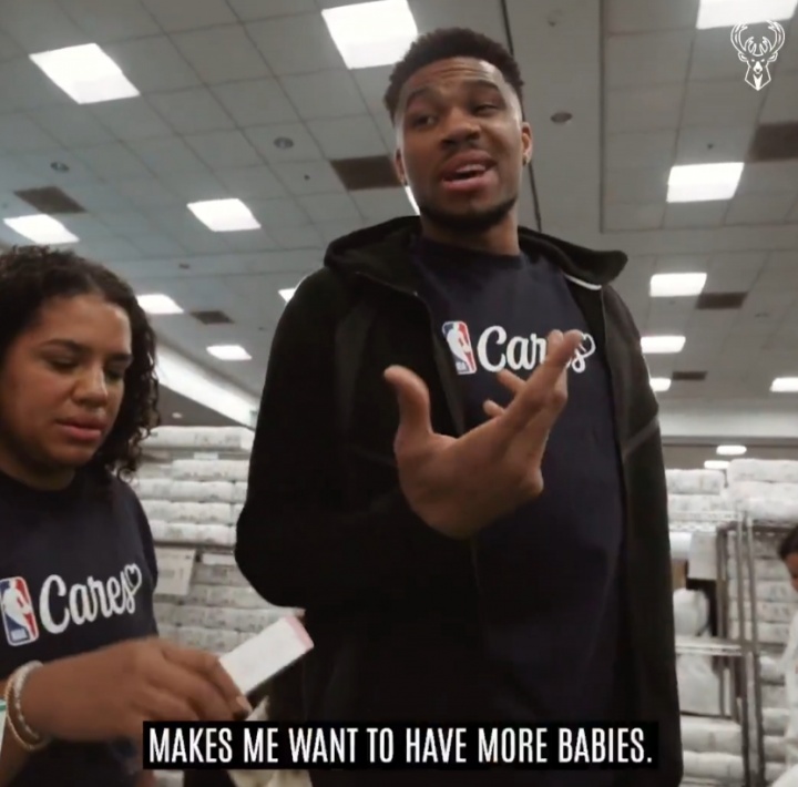 [NBA]妻子就在身旁！字母哥：帮助小宝宝让我想生更多小宝宝